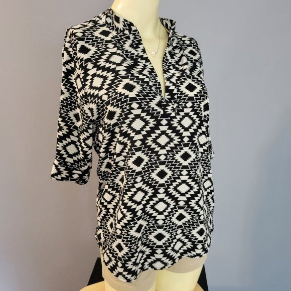 Gingy & Cocoa V-Neck Black & White Designed Blouse - Picture 2 of 6